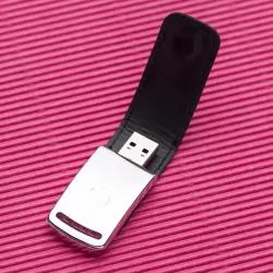 PEN DRIVE DE COURO 4GB Personalizado